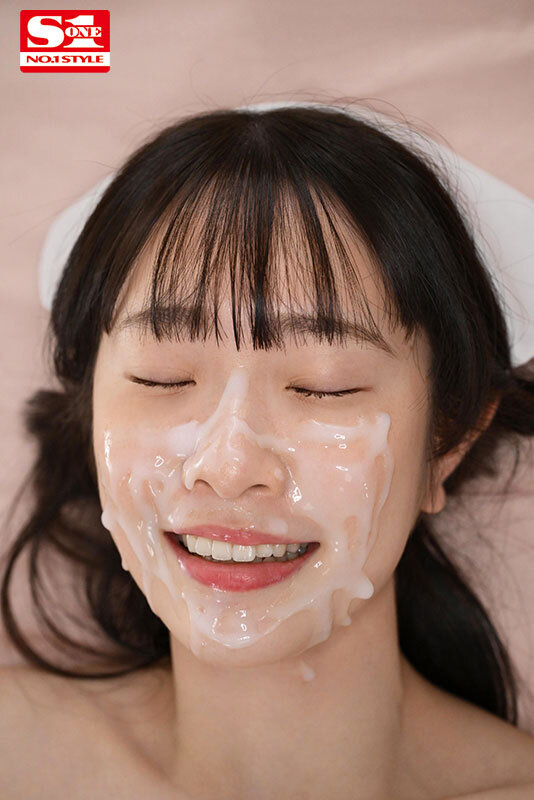 アナタの最高オナニーのために白上咲花が可愛く見つめておち●こを刺激、そして何度も射精を笑顔で受け止める…大量顔射スマイルオナサポ11