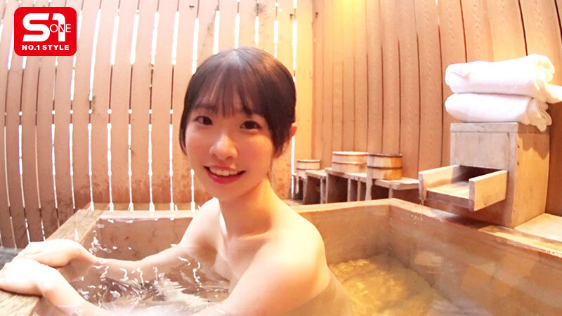 ありえないほど白いスタイル少女の一泊二日ヤリまくり温泉デートで生々しい素丸出し性交 白上咲花-お風呂に入る美少女