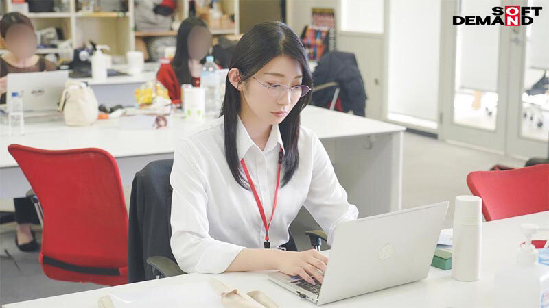 秘書 守屋よしの 初AV出演-画像-仕事中のOLの姿
